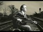 Il testo della Fly back home John Hiatt