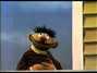 Il testo della Ernie borrows a vacuum Sesame Street