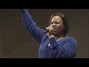 Il testo della Break every chain Tasha Cobbs