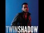 Il testo della Mirror in the dark Twin Shadow