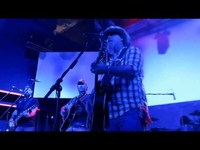 pochette album She knows the words to every song